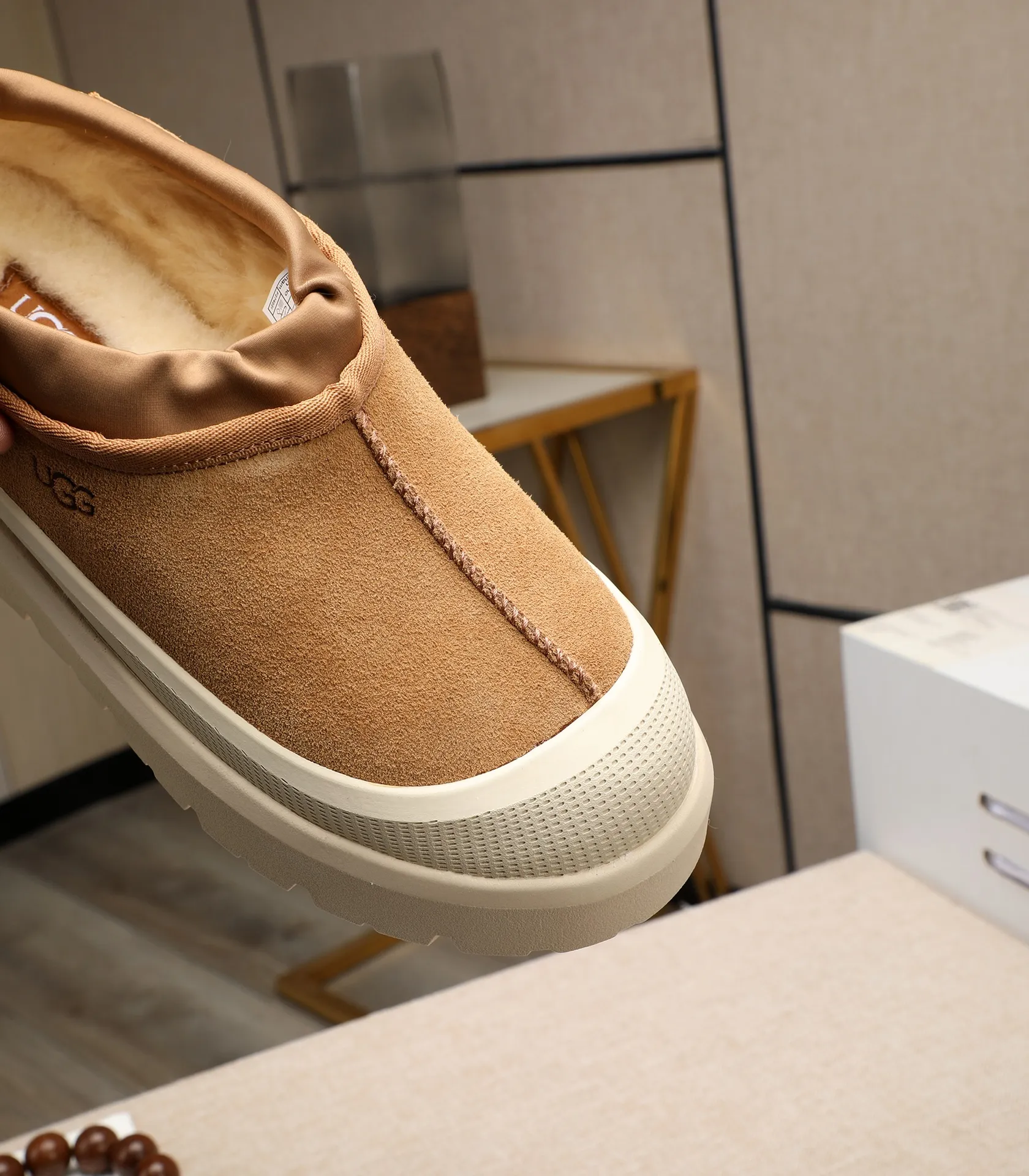 Men's shoes 💰540 (same style for men and women) Please pay attention to the quality of the original order and compare the thickness of the wool 🏮🏮The popular UGG is from Australia's warm luxury brand men's shoes, the official website is synchronized, Beckham men's style..., made of imported first-layer waxed cowhide, waxed toe cap, Australian real wool velvet lining Carefully sewn...Imported rubber Martin boots outsoles (comfortable, soft and wear-resistant). I really like the quality..Exquisite workmanship. You won't be able to put it down at first sight. Sizes 35-44